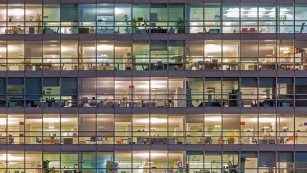 24時間戦わなくなったビジネスマンは、残業に理由を求めるようになった